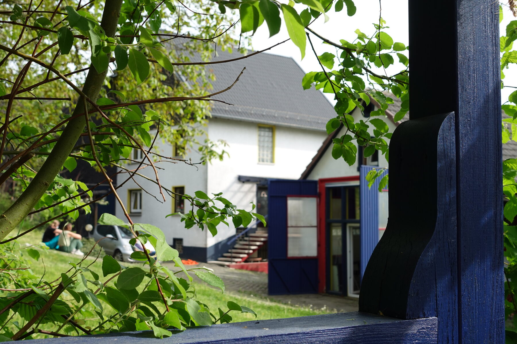 Der Seminarhof Herpteroth mit Blick durch die Bäume auf das Haupthaus